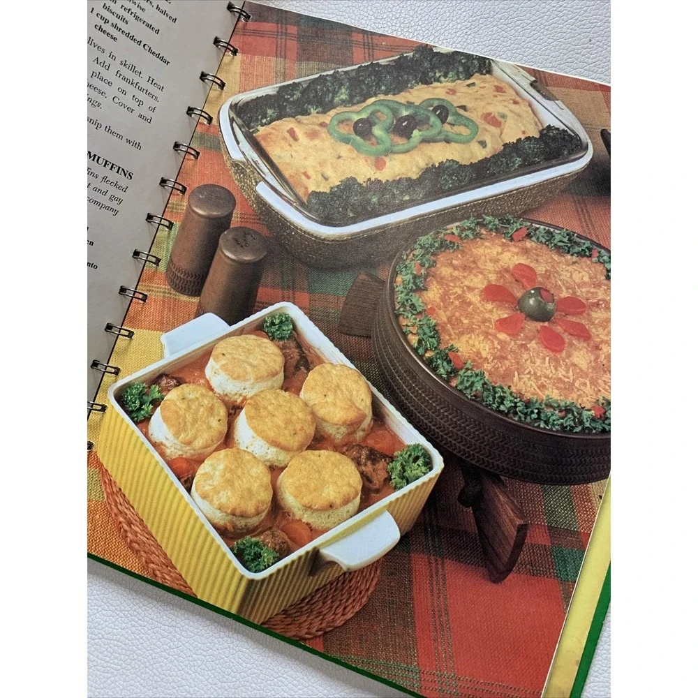 Vintage Betty Crocker's Dinner In A Dash Cook Book 1965 Retro Green Illustrated